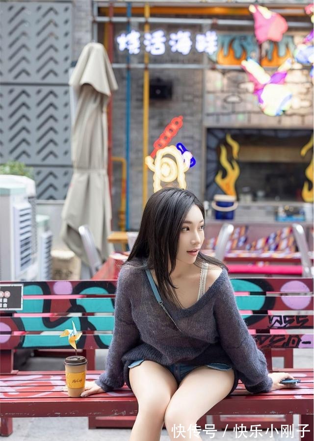 美女|美女逛街穿着清凉，宽松针织衫搭配超短牛仔裤，很时尚可爱