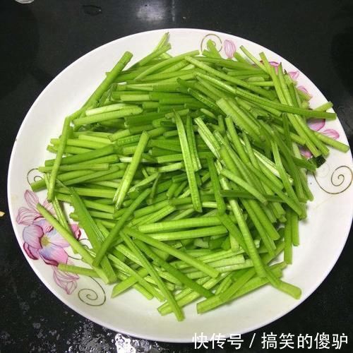它是菜也是药，我成捆往家买，三天两头吃，视力清晰了，滋养脾胃