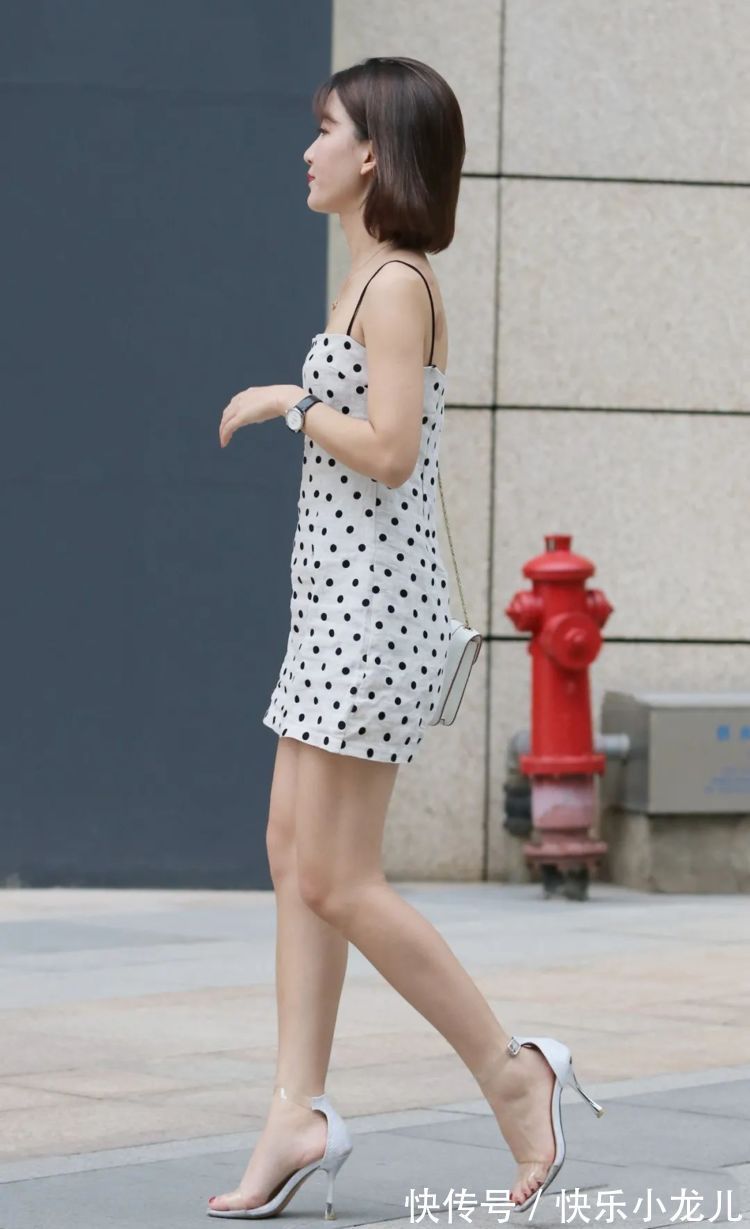 连衣裙 波点吊带裙遇到女性味充足的高跟凉鞋,展现了时尚的气质