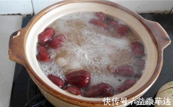 湿气|45-55岁的女性，经期常喝4种水，暖子宫祛湿气，子宫毒素慢慢变少