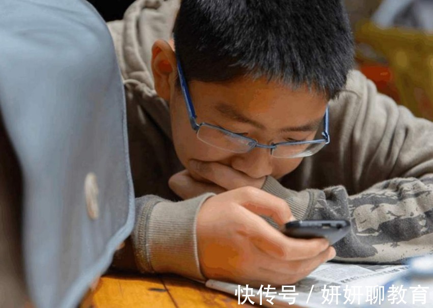 老师|保温杯也暗藏玄机？老师发现学生在杯里藏手机，网友斥责无良商家