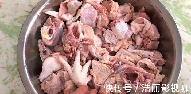 鸡肉|炖鸡时，焯水还是直接炖呢，大厨告诉你这才是最正确的做法