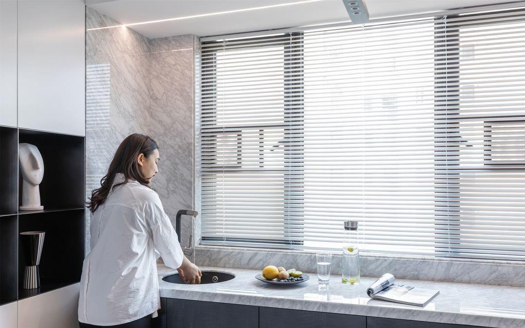 灰色|200平的简约风复式,用黑白的素雅和实木的温润,塑造最真实的家