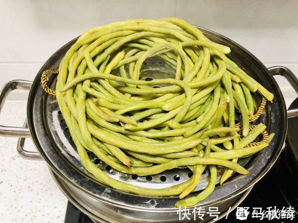 小苏打|夏天遇到此菜我从不手软,一次买几十斤,晒成干菜留着冬天炖肉吃