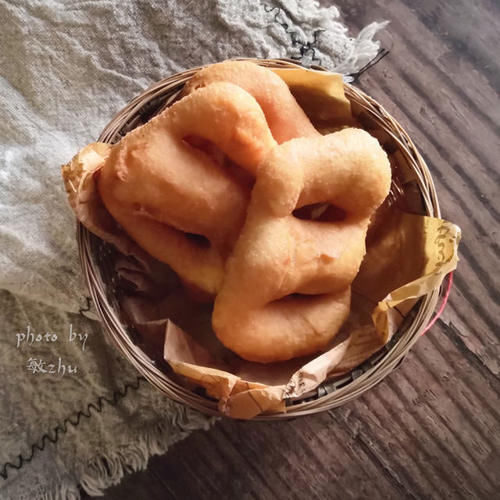 炸油饼,外酥里软有嚼劲,好香的