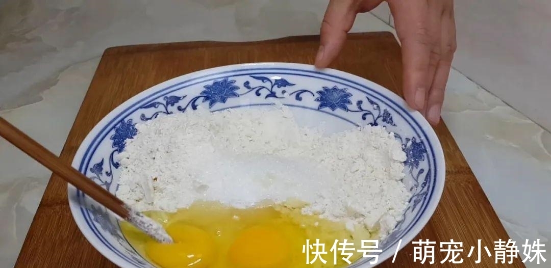 面粉又出新吃法，揉一揉锅里一扔，松软又香甜，比麻团面包都好吃