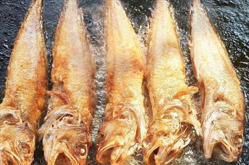 煎鱼，原来不能直接下锅，牢记2个窍门，不破皮不粘锅，也不溅油