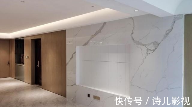 墙板|电视墙长4米多，铺护墙板提升颜值，内嵌玻璃柜增收纳，简单利落