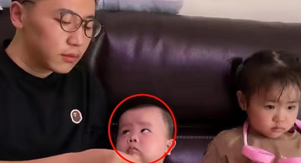 小棉袄|“偏心”爸爸火了,忽视儿子给女儿喂葡萄,儿子:我是空气吗?