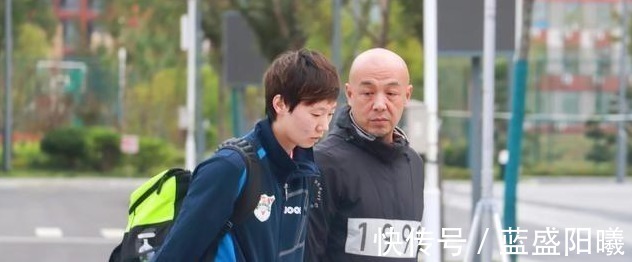 冠军|女单冠军孙颖莎回国,身边竟然无教练陪伴,英雄会被放养吗!