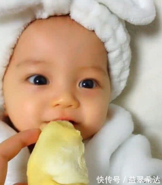 六个月|妈妈第一次喂七个多月的宝宝吃榴莲,宝宝的反应,真是超级甜啊