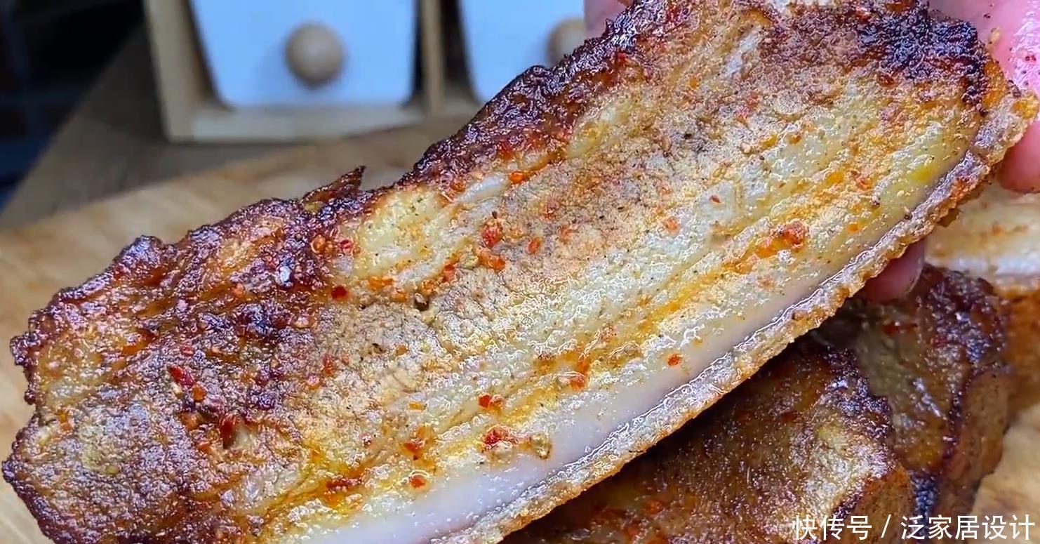 五花肉还可以这样做,加一把食盐,不炒也不炸,皮脆肉香,真解馋