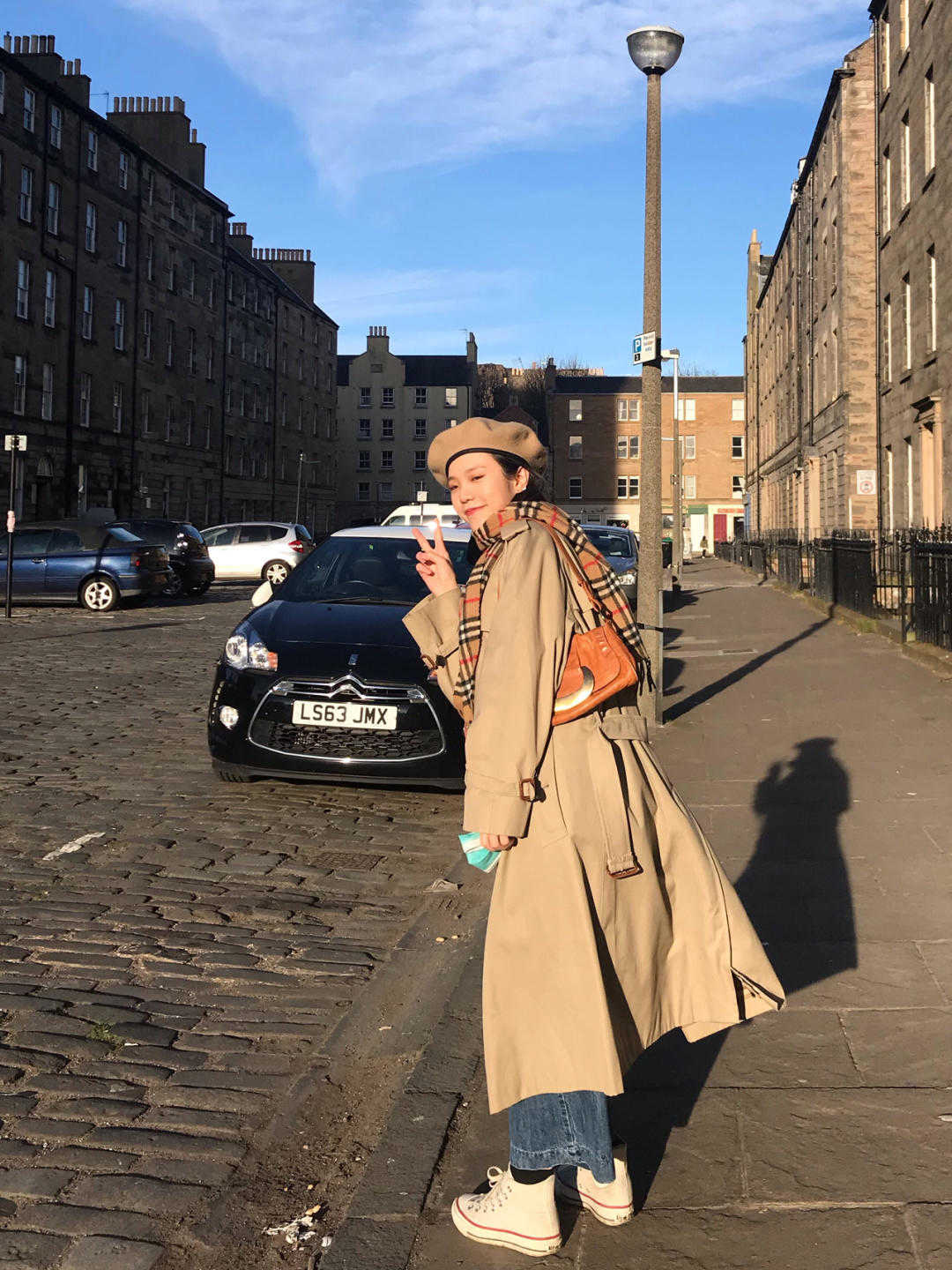 风衣|40+女人如何穿衣显年轻?大衣搭配半身裙,让你整个秋冬高级时髦