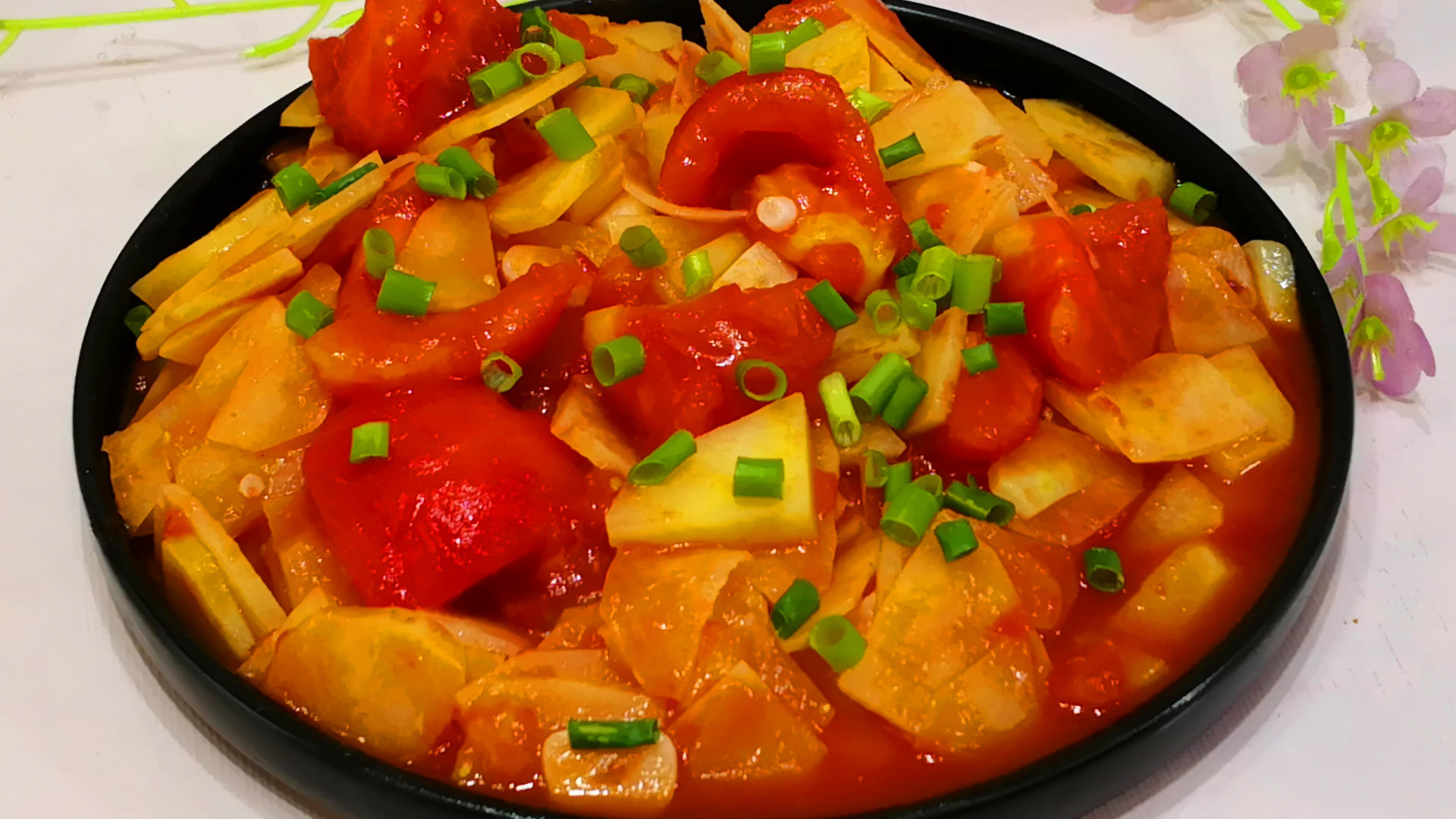 土豆和西红柿一起做,实在太好吃了,我家隔三差五吃,比吃肉还香