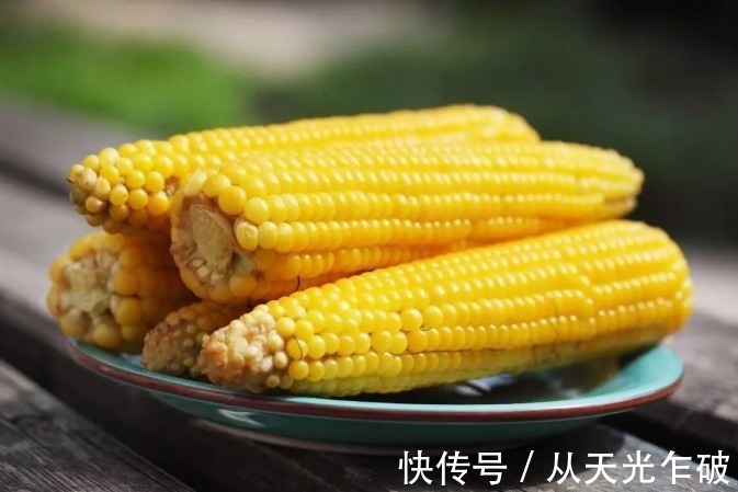 玉米冷冻前要多做2步,放1年也新鲜,煮熟后软糯香甜,营养不流失