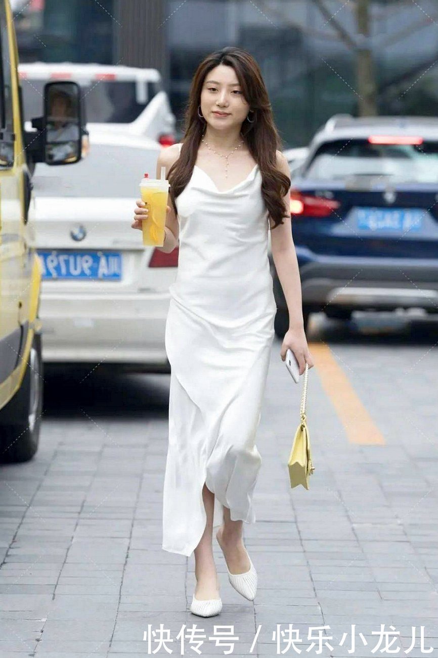 白色吊带连衣裙搭配,展现出几分随性的美感