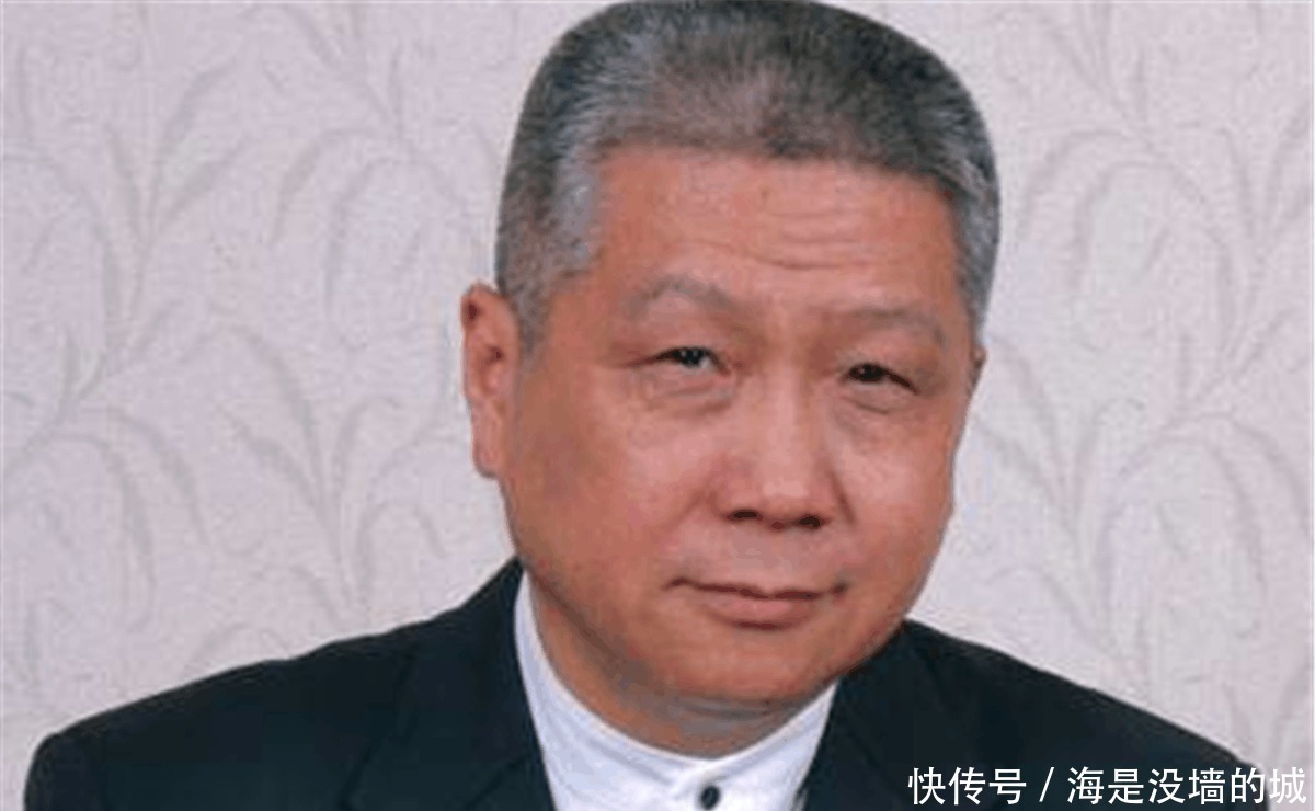 早年间马未都拿珍藏宝物供人欣赏, 众人都说是赝品, 老马呵呵一笑!