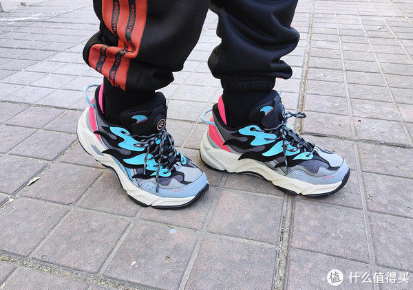 复古风 智趣测评 篇三百二十五:小米有品新上的老爹鞋测评,自带电加热,炫酷还保暖