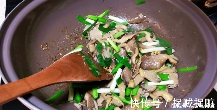 蒜片|炒蘑菇前要不要先焯水，不懂进来了解一下，这才是蘑菇的正确做法