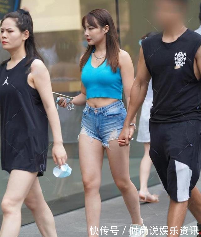 挂颈 蓝色挂颈小背心，搭配破洞牛仔裤，清凉百搭，时尚休闲！