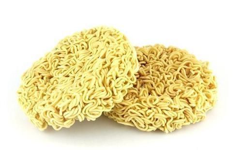 泡面|热量堪比“喝油”的四种零食,减肥的人最好学会忌口,别不在意