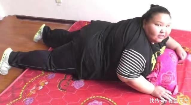 体重|400斤姑娘把床压塌，胖到只能睡地板，减肥1年后亲妈也差点认不出