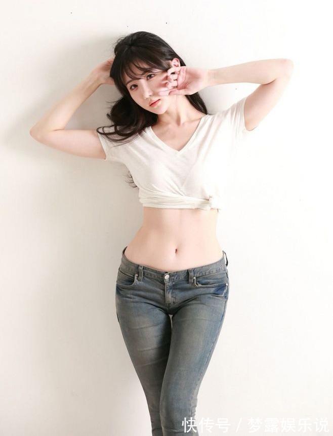 性感 小姐姐穿上牛仔短裤,显得活力十足,充满青春气息!