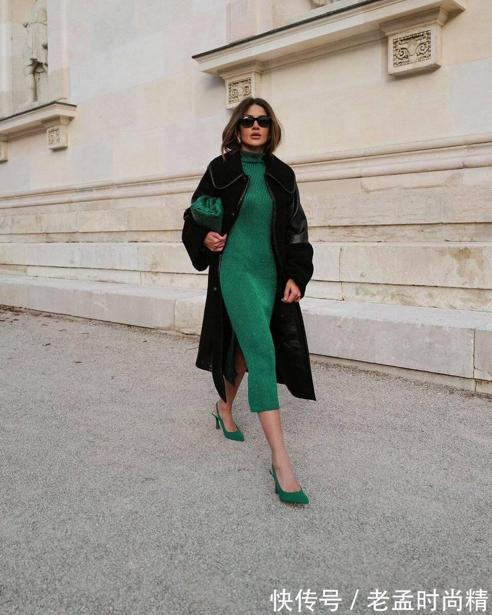 蝙蝠翼 2022 年 40 年后的女性时装:女性化和时尚的模特