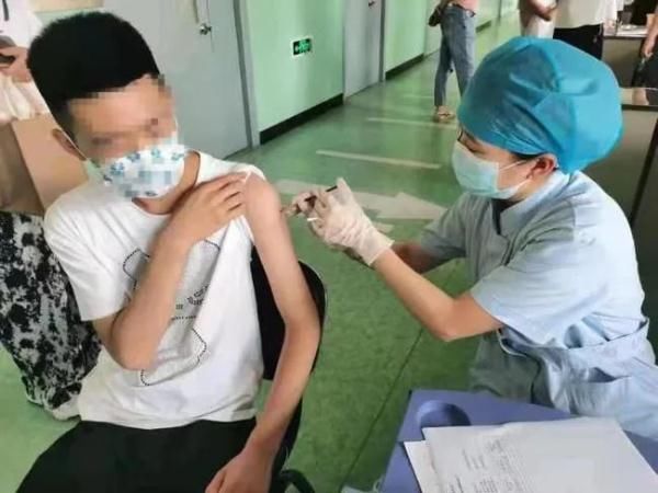 接种|河北12地开始青少年新冠疫苗接种,疾控专家提醒→