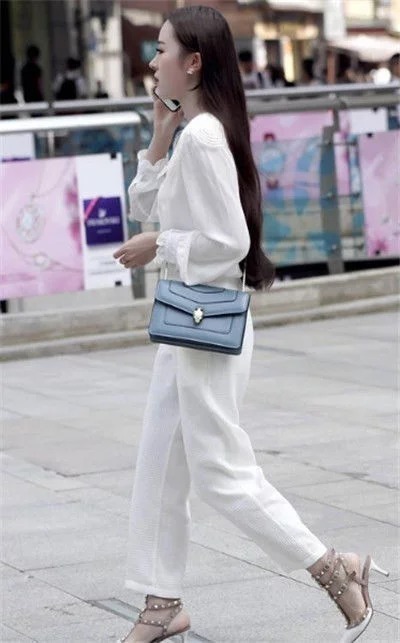 街拍:气质美女白色套装配高跟鞋,长发披肩,知性优雅女人味十足