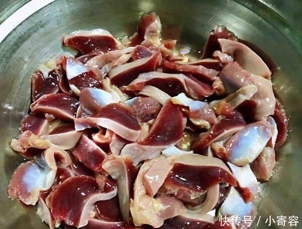 鸡身上最脏的部位，里面含有大量细菌，做菜熬汤一定要扔掉