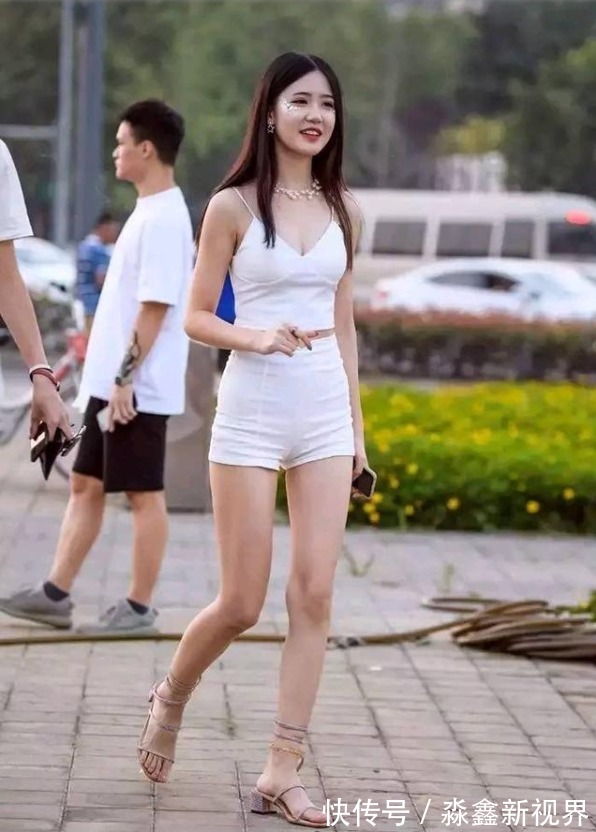 吊带|白色吊带背心配高腰短裤，脚踩高跟鞋展示大长腿，性感时尚两不误