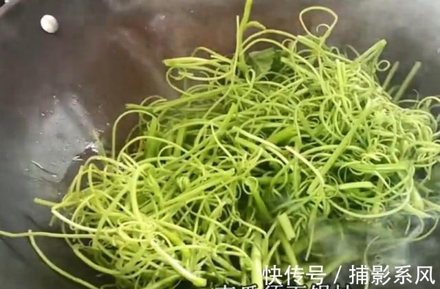 农村南瓜地里的一种美味，一百多条才能炒一盘，吃起来很鲜嫩可口