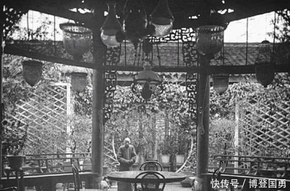 照片中|晚清老照片:图二是挑着粪桶的农夫,图四是朝廷官员的私人花园