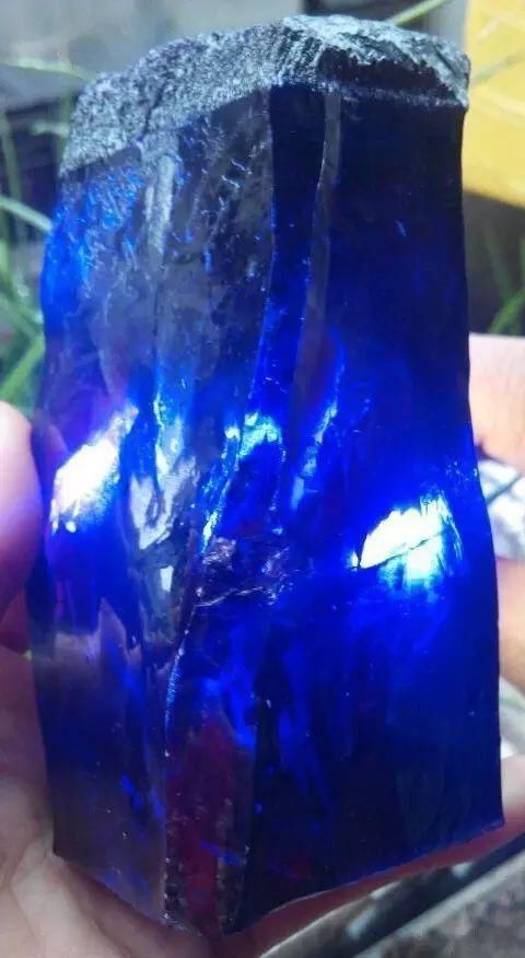 蓝色系宝石大家族：蓝钻石、蓝宝石、坦桑石、托帕石…通通教你分清楚