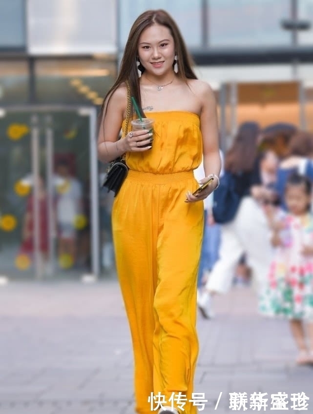 简直是过分,这么时髦的“蜂蜜裤”,要100斤的妹子穿才好看