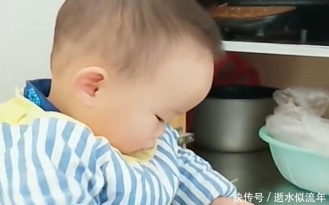 起床|宝宝一早起床帮忙做家务,结果鸡蛋摔地上,网友样子好认真!