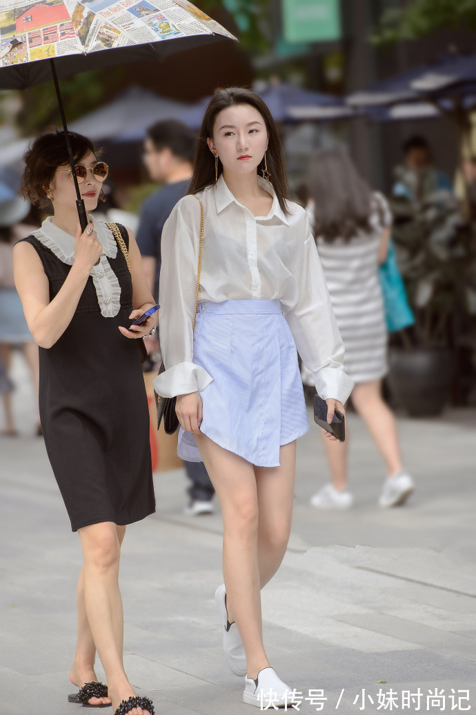 街拍 成都街拍,纯白色衬衫搭配白色不规则短裙,简约又百搭