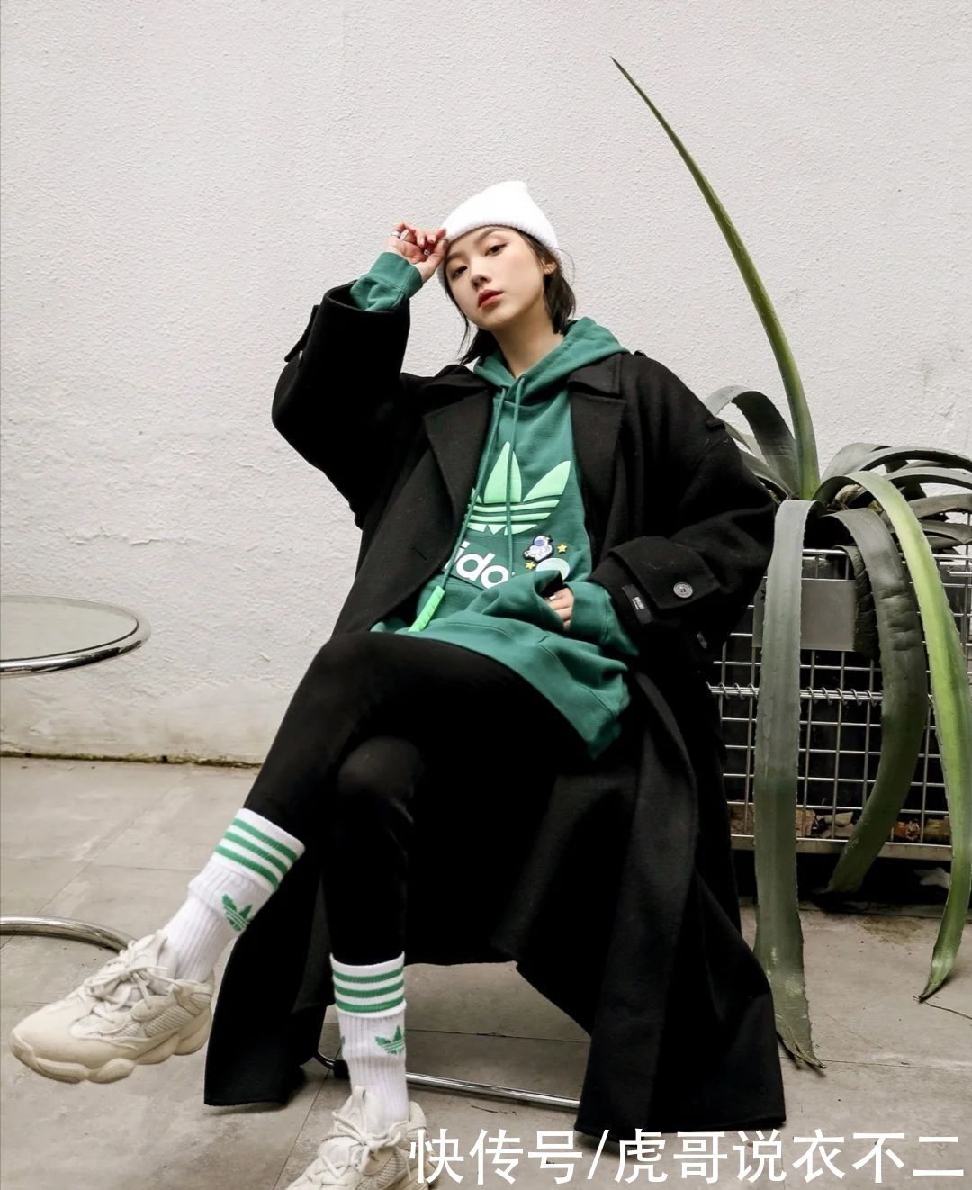 冬季不知选什么“内搭”？简约的连帽卫衣，才是“百搭神器”