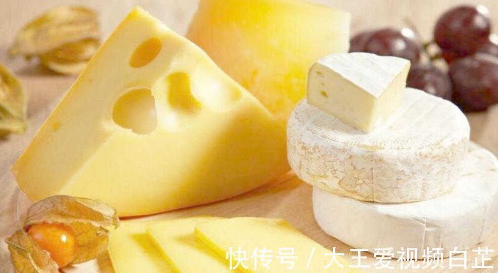 腾格尔家的早餐也太硬核了,一人一根羊腿直接啃,不愧是大户人家