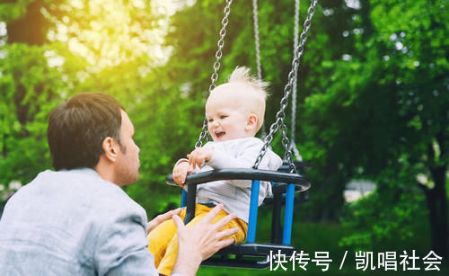 排查|摇头撞头抓耳朵,宝宝是在传递什么信号?有4点需要先行排查