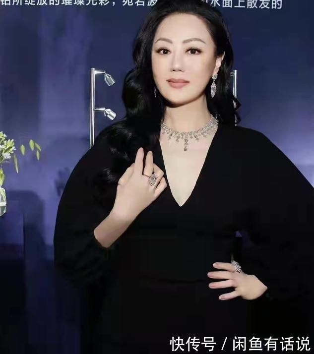 单品|章小蕙才是真名媛，圆润身材穿小黑裙显富态，30克拉鸽子蛋太闪耀