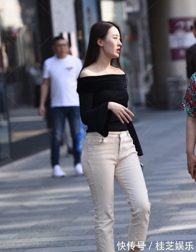 牛仔裤 鞋头长毛了还不舍得扔,搭配一字肩和米色牛仔裤,时髦感清新脱俗