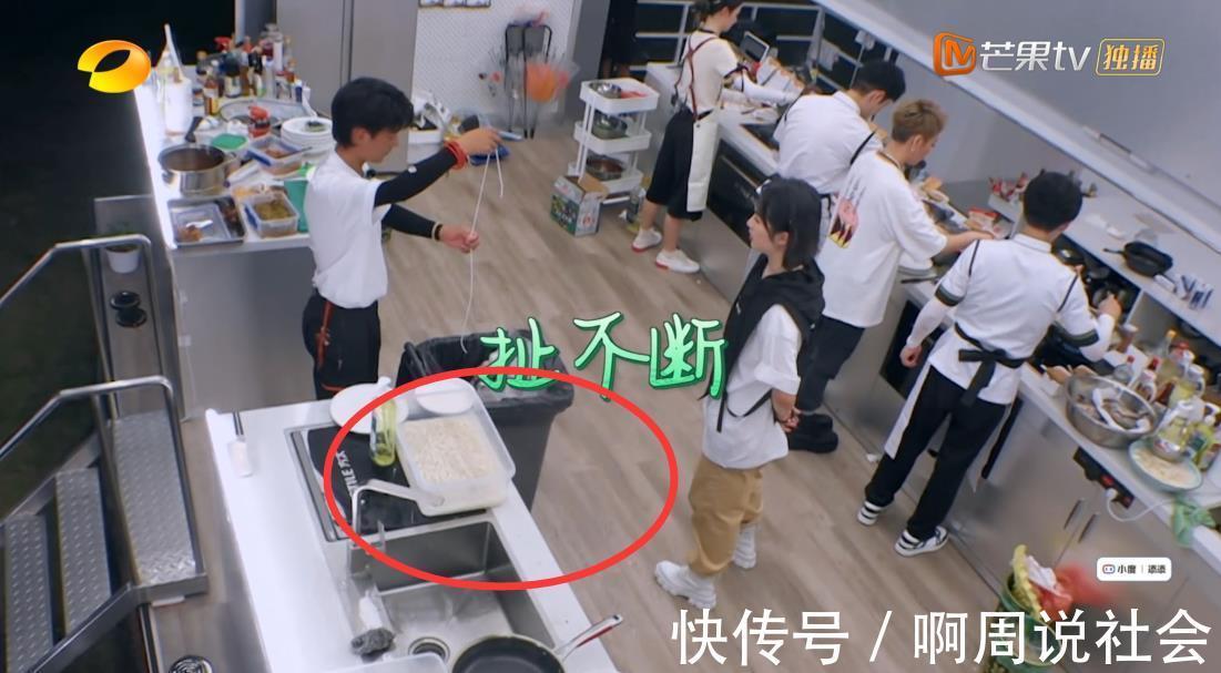 中餐厅5|《中餐厅5》到底有多假客人吃到生米线不吭声，赵丽颖反应得体