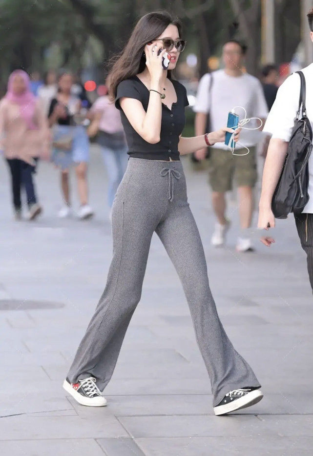 若你有“小粗腿”，别急着穿打底裤，这样搭配反而有奇效！