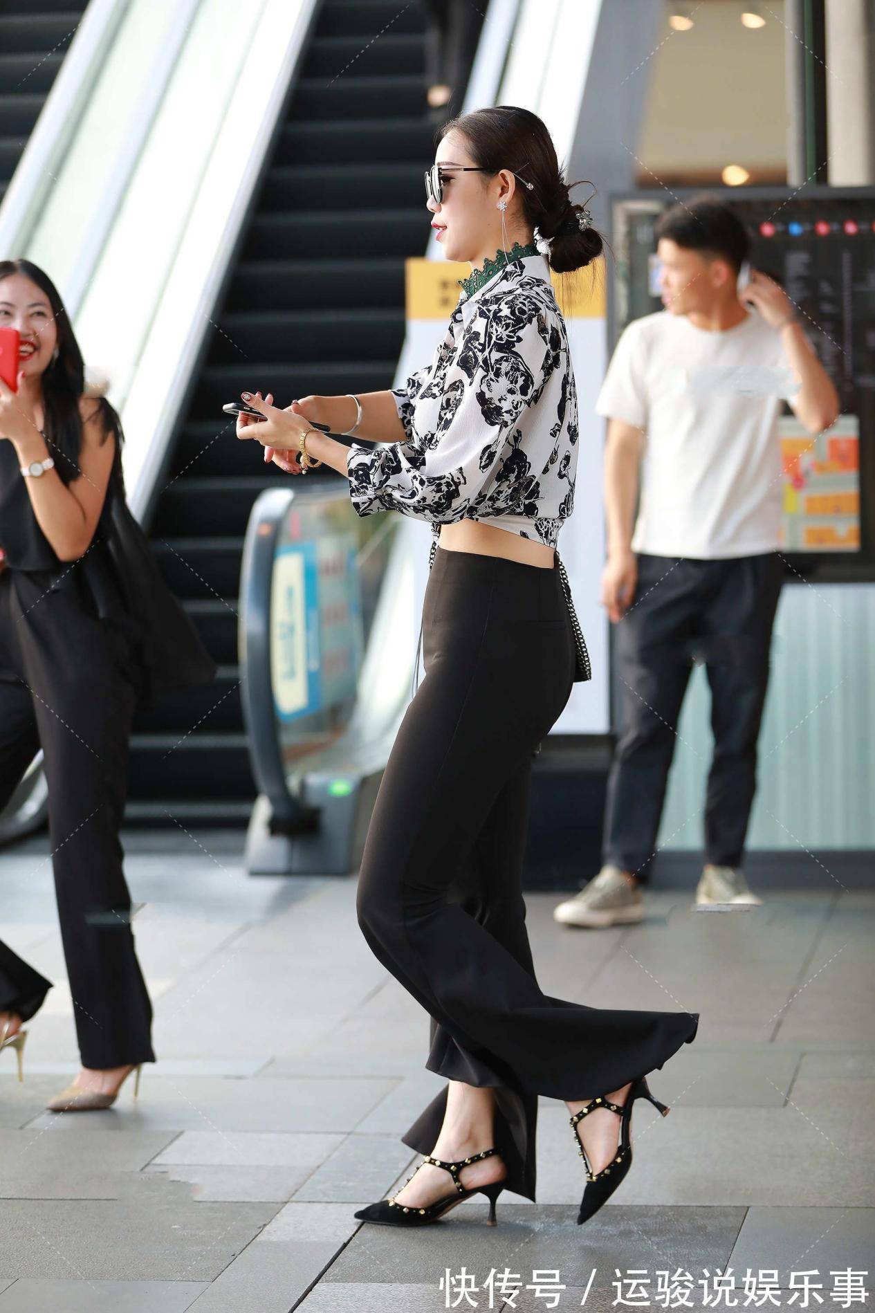 小姐姐 小姐姐黑色的喇叭裤搭配印花长袖衫,修身显瘦又美的潮流