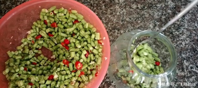 这是酸豆角最好吃的做法,三天又酸又脆,非常开胃下饭