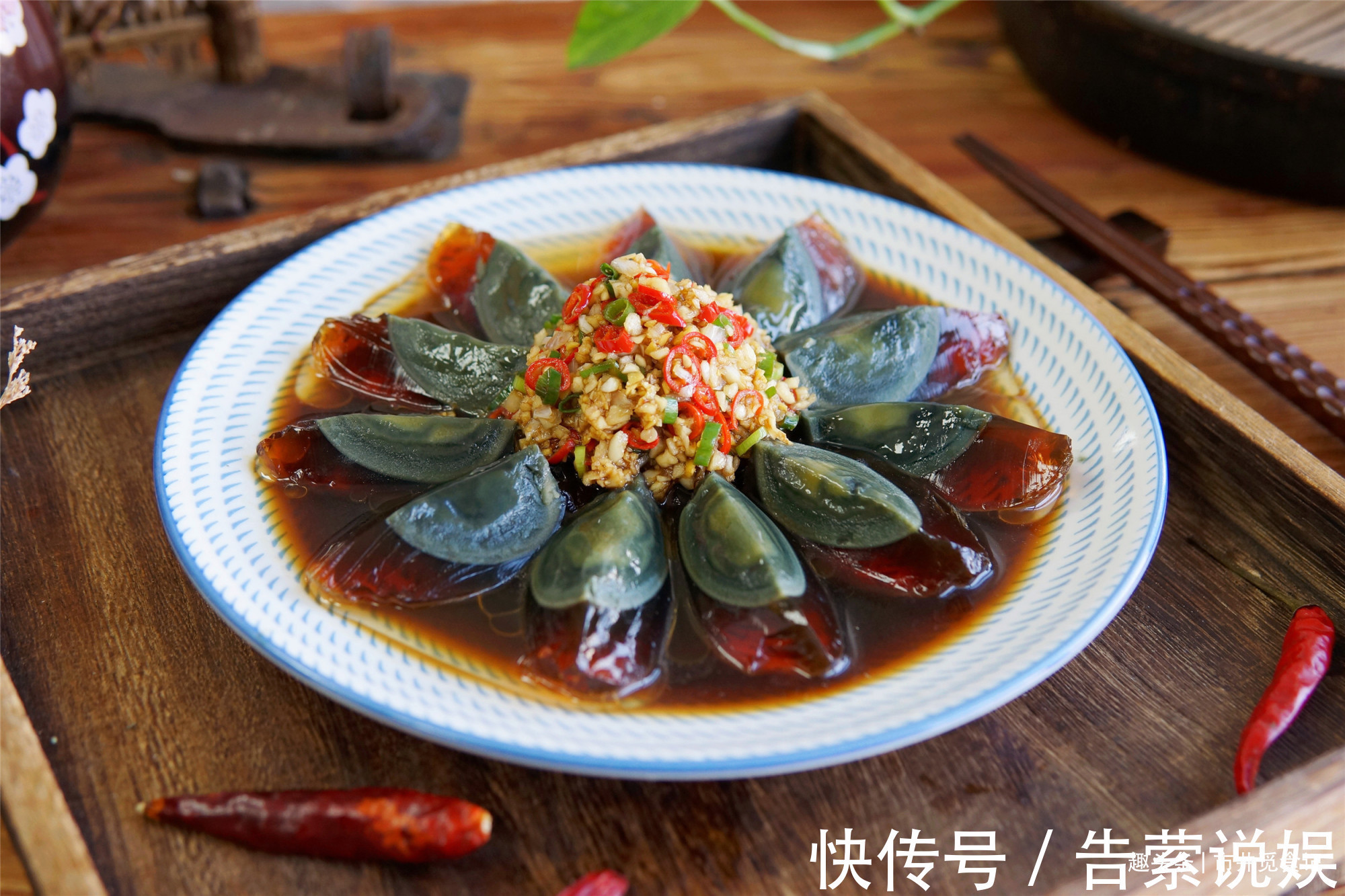 表壳|吃凉拌皮蛋，加3种调料拌一拌，不腥不发涩，味道错不了