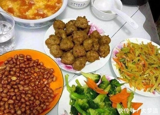 饭菜|婆婆承包“一日四餐”,饭菜发到朋友圈,网友:奢侈