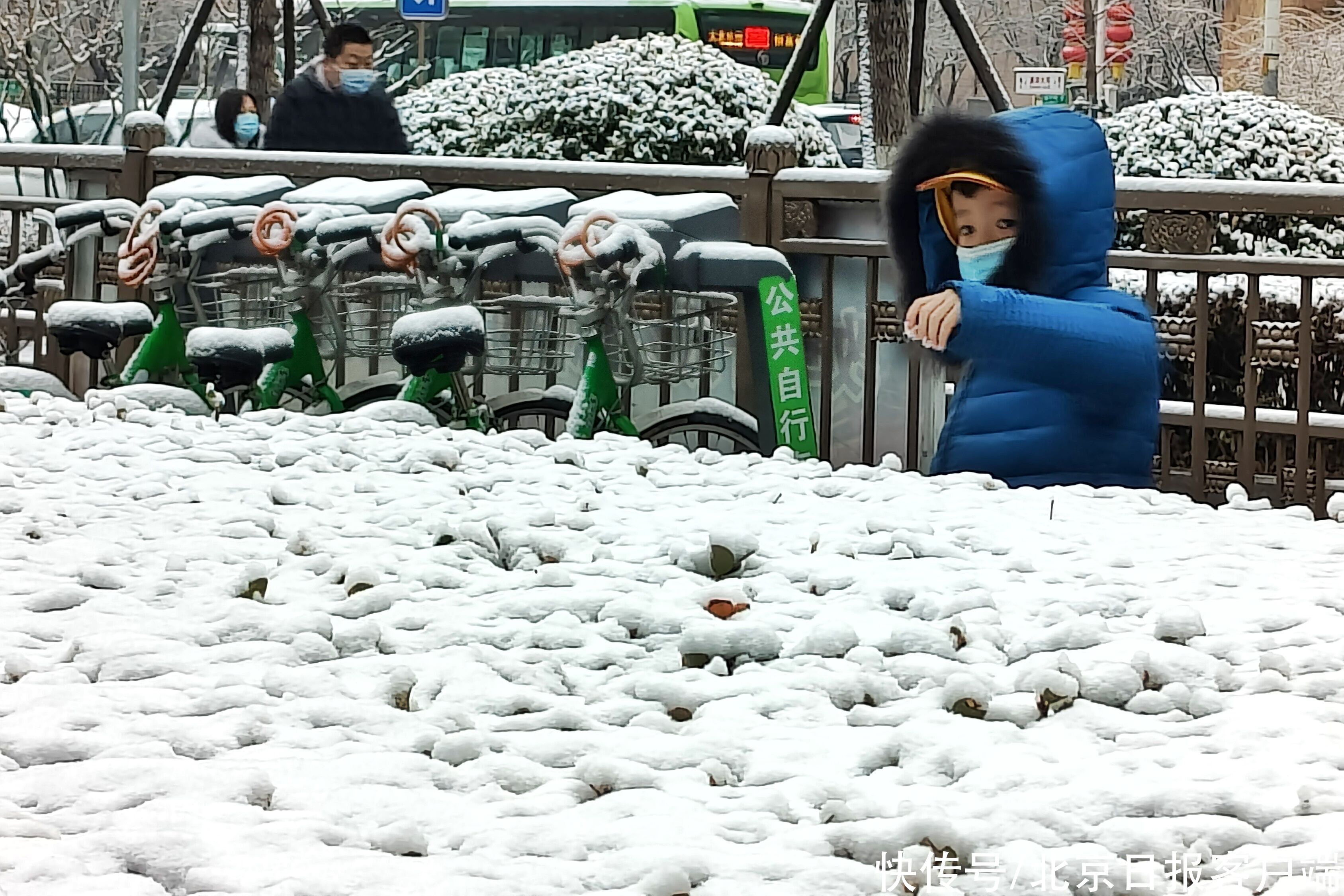 北京中小学生雪中迎来开学第一天